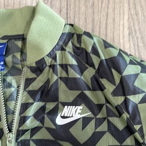 EUC NIKE SPORTSWEAR LIGHTWEIGHT JACKET WOMENS SIZE MEDIUM